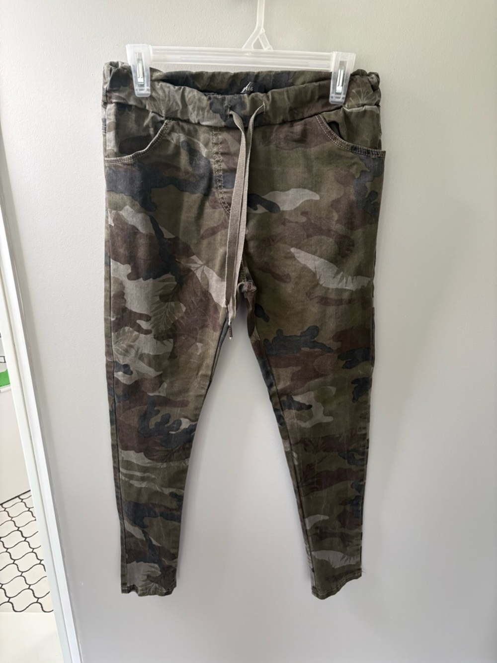 Women's Camo Skinny Jogger Pants - Olive Green
